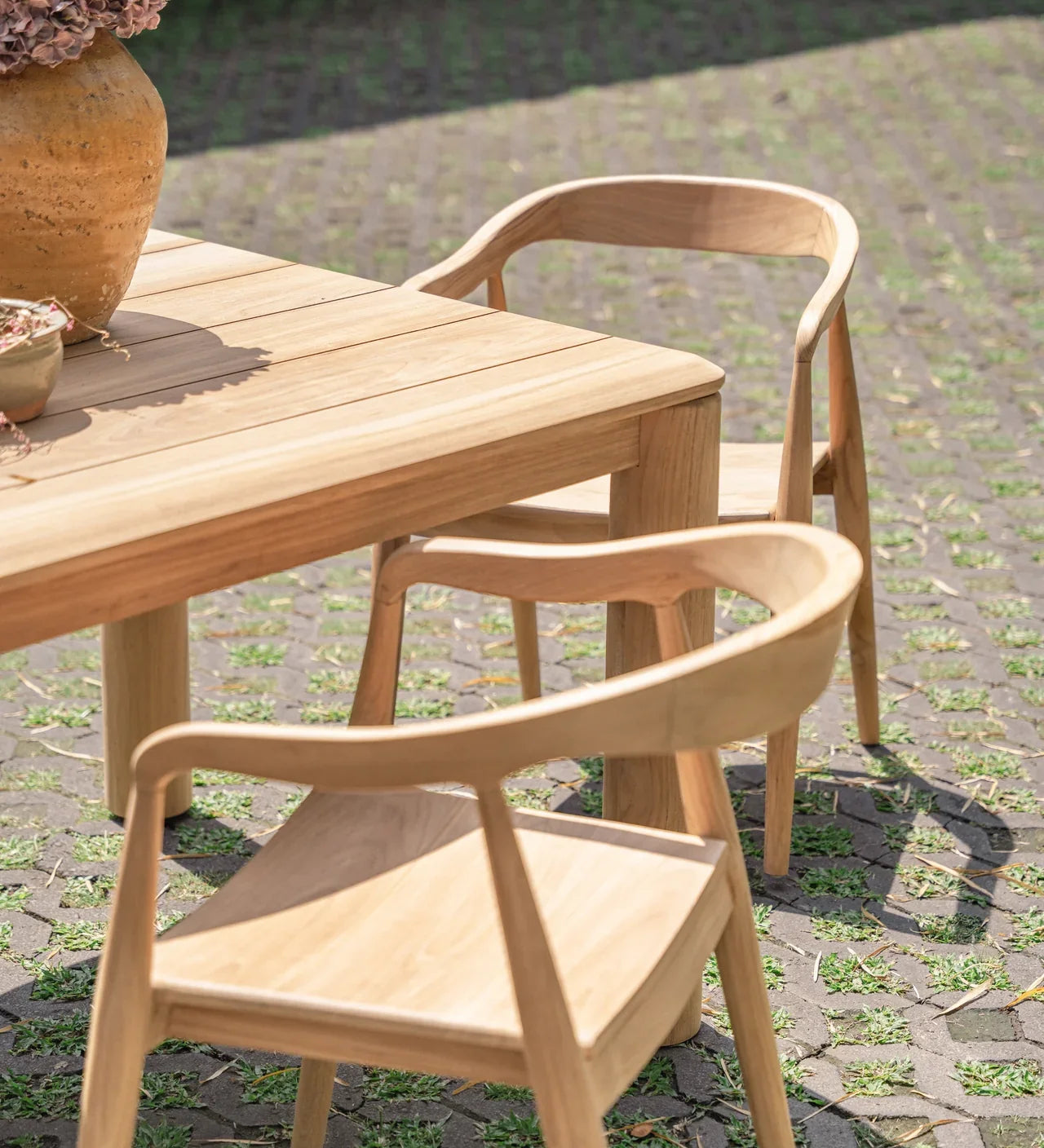 rounded dining table chairs made from teak wood