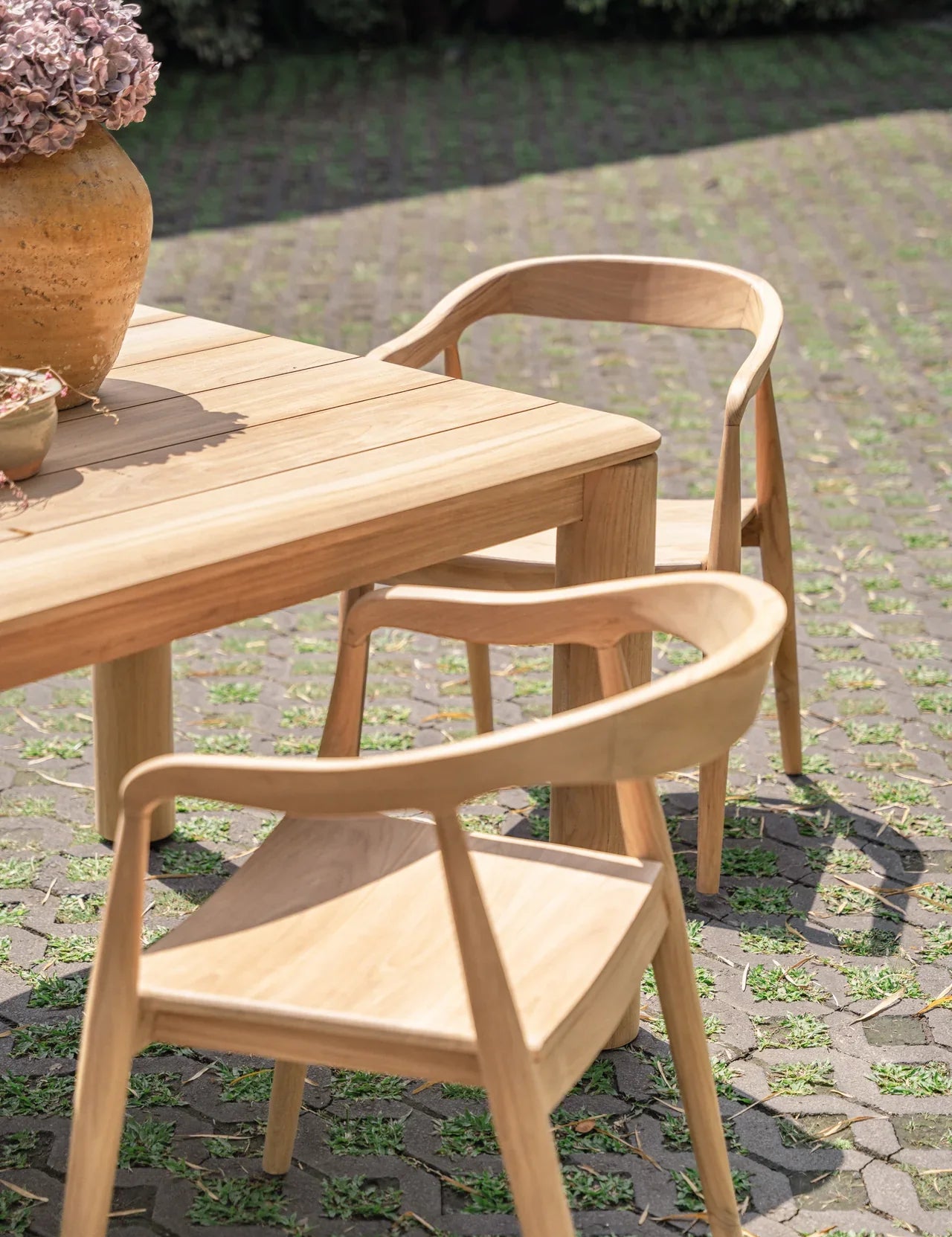 rounded dining table chairs made from teak wood