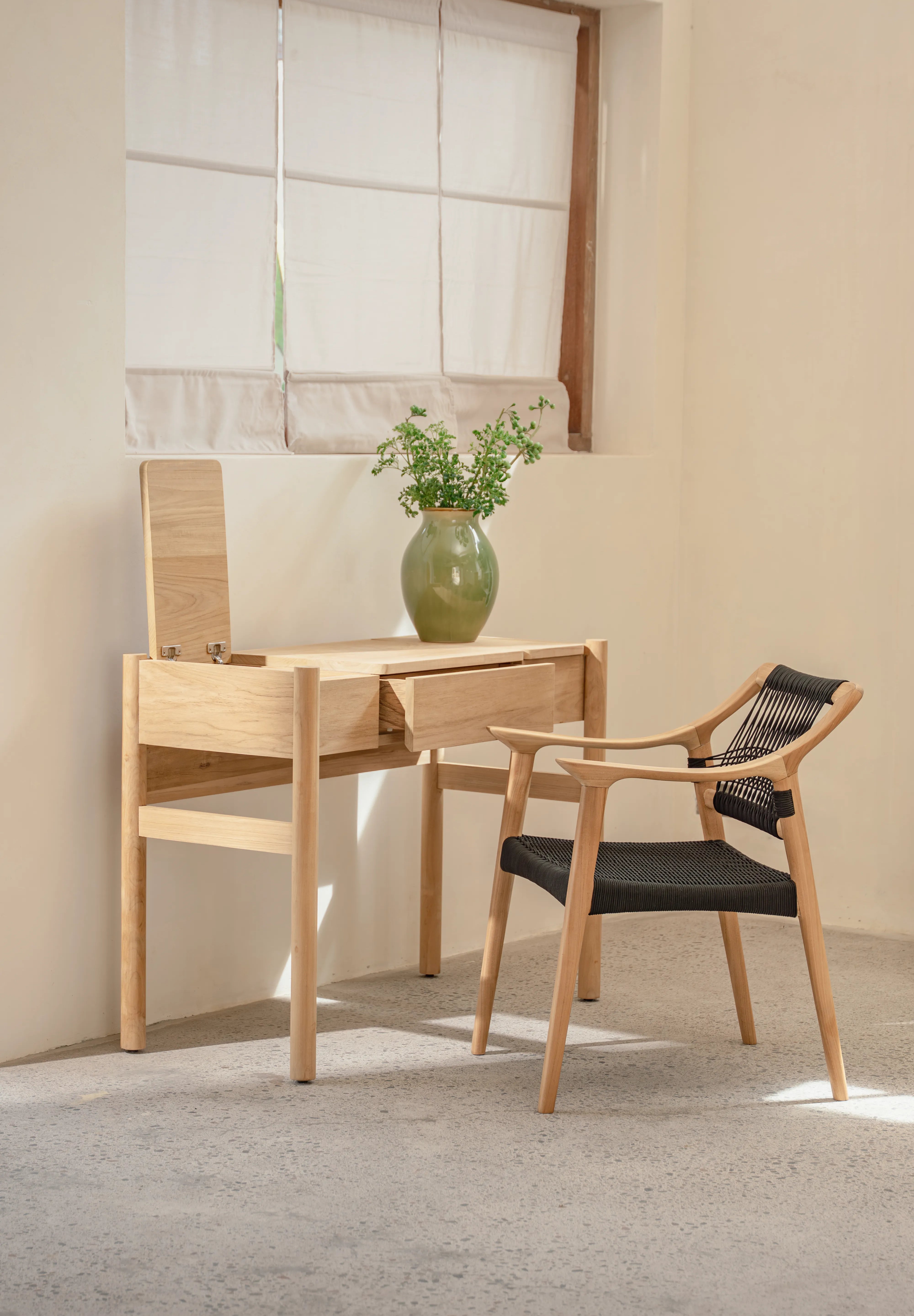 Putri Make Up Vanity Desk